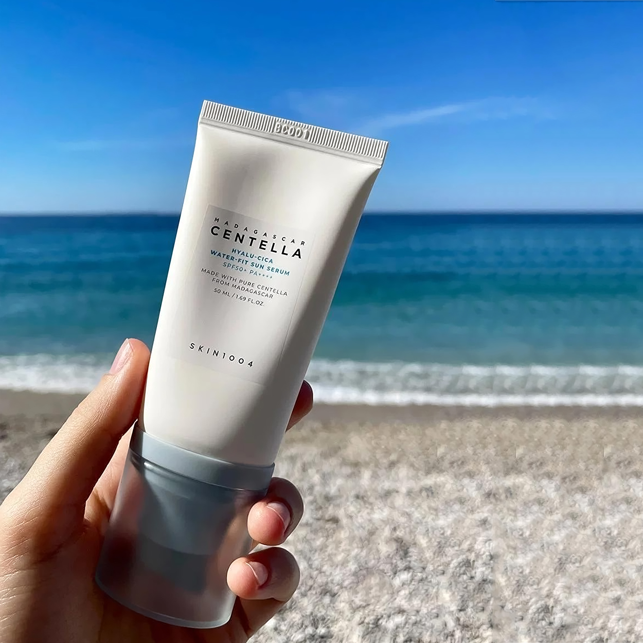 سرم ضد آفتاب سنتلا هیالو سیکا SPF 50 اسکین 1004